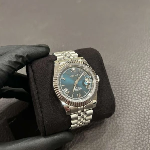 Seiko mod Datejust Jubilee  - En sprilans ny 36mm automatisk Seiko Mod med snabbt och enkelt justerbart jubilee band, glow in the dark visare och en kombination av mörkblå och grön urtavla. Klockan är noggrant ihopsatt för hand. Hör av dig vid frågor om pris eller annat😊