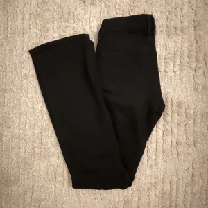 Svarta jeans från Lee - Säljer ett par svarta jeans från Lee i storlek W26 L31. Låg midja och bootcut, modell JOLIET. Knappt använda och mycket bra skick!🖤