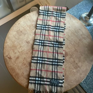 Burberry halsduk  - En väldigt vacker burberry halsduk som passar perfekt till vintern. Säljs eftersom att den inte används längre 