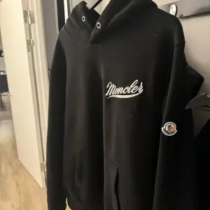 Tja! Säljer min unika & snygga moncler hoodie. Hoodien är i storlek L. Skick skulle jag säga 7/10. Små smutset på bilden är borta. snöret är tyvärr borta (kan försöka få fram om så önskas).  Tyvärr inget som tillkommer förutom moncler påse. 