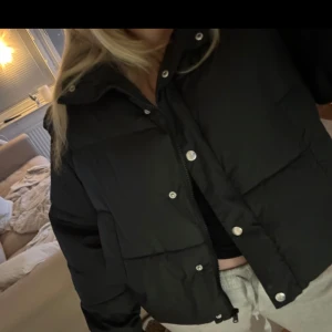Svart pufferjacka - Säljer en super snygg svart pufferjacka från Gina tricot  i mycket bra skick. Den är så mysig och varm nu till vintern. Ny pris (499) mitt pris 299 (helt slutsåld) ❄️🤎🧸🍪📦🌲storlek L men passar M oxå. 