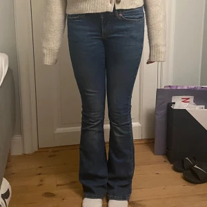 Blå bootcut jeans - Säljer jättesnygga blå low waist bootcut jeans. Säljer så de sitter lite tight på mig, skriv för fler bilder eller mått🩷