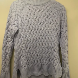 Blå kabelstickad tröja  - Supersnygg blå stickad tröja i kabelstickning med lite vidare ärm nedtill! Så snygg och passar även till finare tillfällen💙