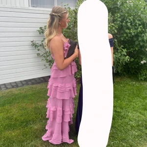 Balklänning - Tänkte kolla om någon är intresserad av att köpa min balklänning från iår. Den är endast använd en gång och kommer ifrån ”true decadence”. NYPRIS 2100kr. Klänningen är lite mörkare rosa och vill man ha mer bilder är det bara att skriva. Tryck INTE på köp direkt utan skriv gärna till mig🥰. Har inte skrivit något exakt pris utan de diskuteras privat.