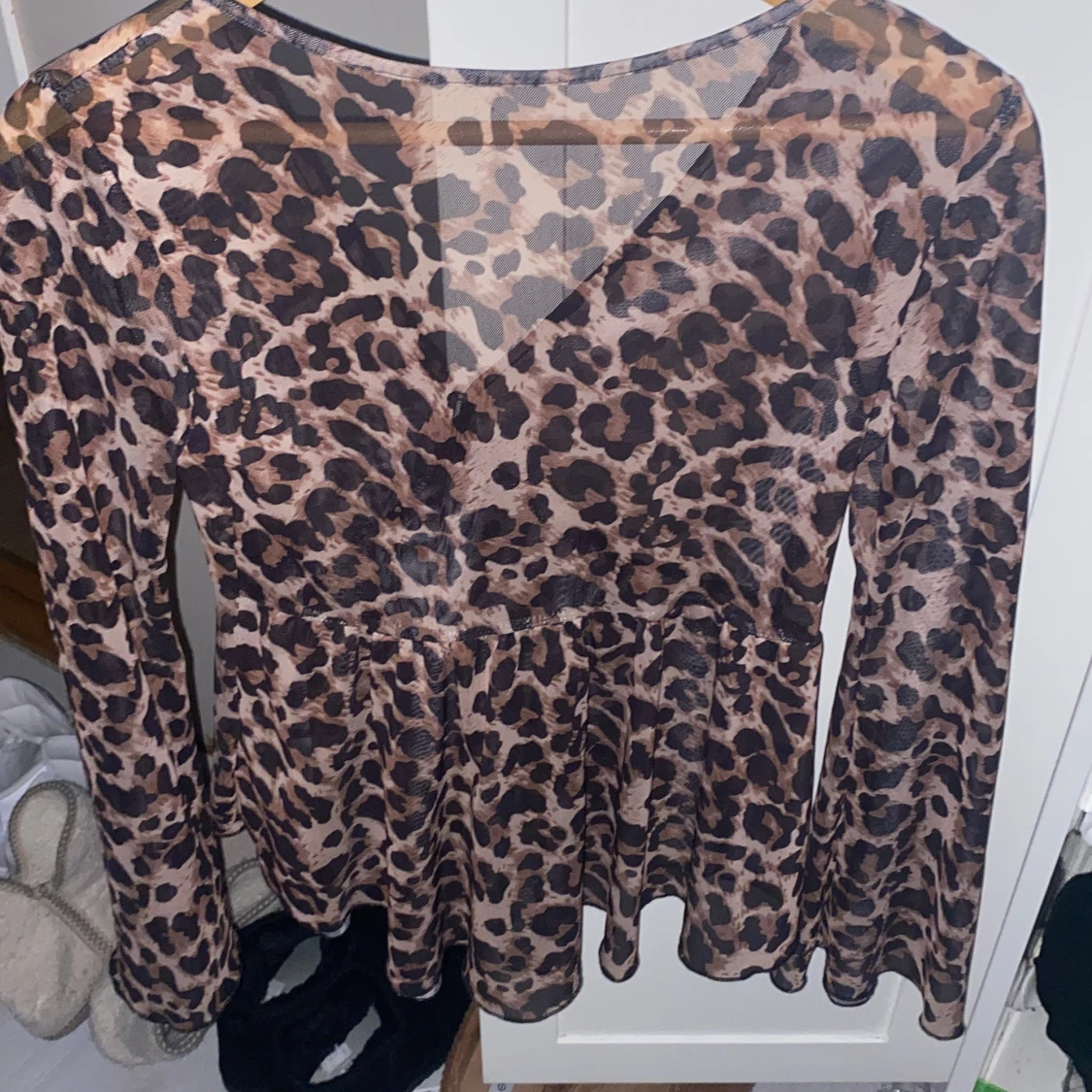 Leopardmönstrad topp med knytning - 90