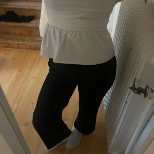 Kostymbyxor  - Ett par svarta hömidjade kostymbyxor i storlek 34💞