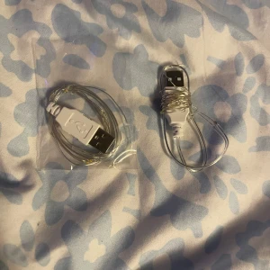 2st ljusslingor - Säljer 2st ljusslingor som båda är 1 meter långa! Har endast testat en av dom men den andra är helt orörd. Dom funkar bra men har inte kommit till användning