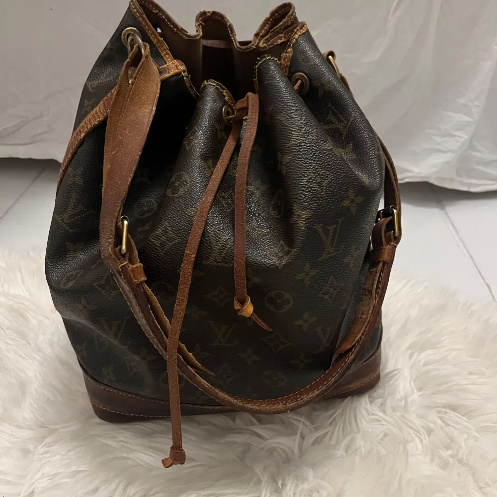 Louis Vuitton noé väska, har defekter och skador på lädret. Den går att använda perfekt trots de och det har varit min favorit väska länge men nu måste jag tyvärr sälja den. Jag har fler bilder av den så är man intresserad skickar jag dem också. Det går att lämna in hos skomakare om man skulle vilja fixa lädret såklart. :) naturligvis äkta, köpt på Vestiaire. . Laukut & Käsilaukut.