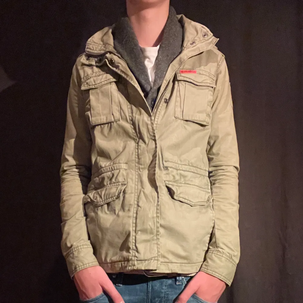 Tjena! Säljer nu denna stilrena field jacket ifrån märket Superdry🌟🌟XS men passar någon som är mellan 170-180cm✅ Nypris: 3000kr😧❌ Mitt pris: 799kr✅✅ skick: 9/10 finns en liten defekt👌 skriv gärna vid funderingar eller frågor🙌. Jackor.