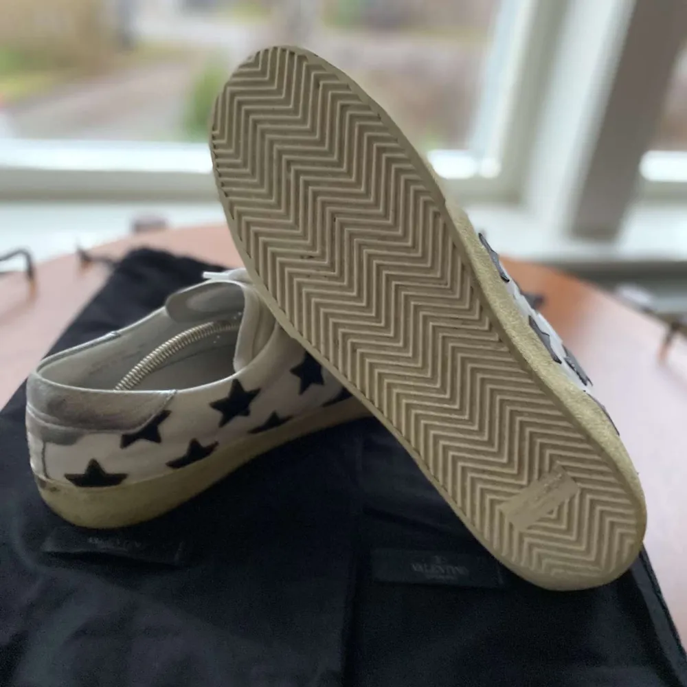 Säljer ett par snygga sneakers från YSL | Skorna är i använt men fortfarande bra skick se bild | Storlek 42 (270mm) | Ingår: endast skorna | Kan gå ner i pris vid snabb affär :). Skor.