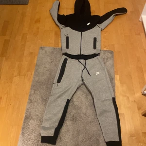 Nike tech tracksuit - Säljer en Nike tech tracksuit p.g.a för liten för mig. Utmärkt skick, inga hål eller slitningar, Hoodie storlek S, byxor storlek M. Hela tracksuiten passar folk mellan 174-182