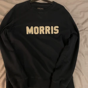 Morris Tröja - Säljer en snygg mörkblå tröja från Morris  i storlek M, true to size! Perfekt för både höst och vinter och är i bra skick🔥Hör av dig vid funderingar/ Karl!
