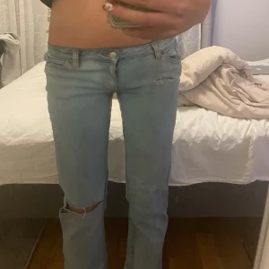 lågmidjade coola jeans - jätte snygga coola jeans med hål i! innerbenslängden är 76cm och midjemåtten tvärs över är 34cm