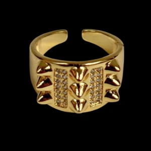 Guldfärgad ring med strassdetaljer - Snygg guldfärgad ring med coola strassdetaljer och en öppen design som gör den justerbar. Perfekt för att ge lite edge till din outfit, oavsett om det är till vardags eller fest. Den har en unik design med små pyramidformade detaljer som verkligen sticker ut.