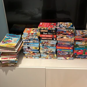 Samling av Kalle Anka & Co serietidningar - En riktigt stor samling av Kalle anka böcker              4kr för en tidning, 10 kr för en pocket, 20 kr för större pockets och äldre tidningar. 1000 kr för allt. Skriva gärna om det är något nummer du behöver 