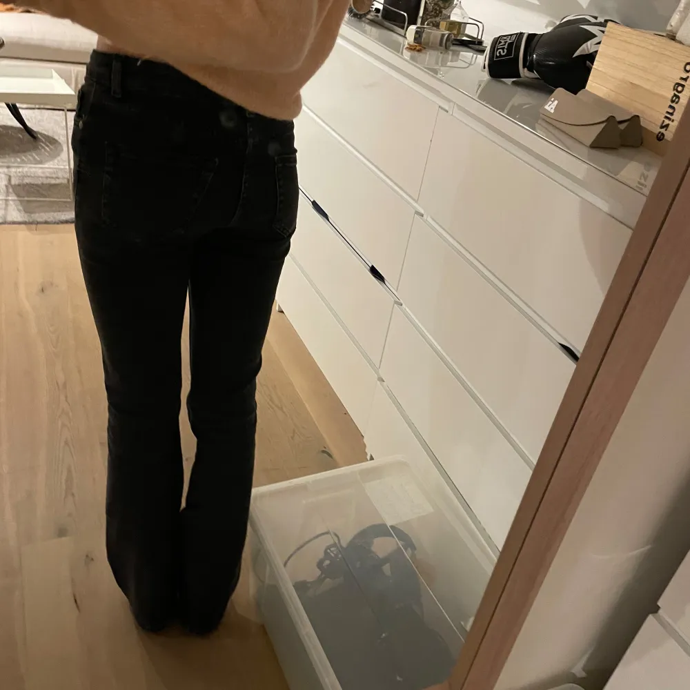 Säljer ett par svarta jeans från Zara i storlek 36. Dem är mellanmidjade, alltså inte högmidjade eller lågmidjade. Skriv vid flera bilder, frågor eller funderingar.. Jeans & Byxor.