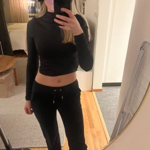 Svarta Juicy Coutore byxor - Säljer mina svarta juicy coutore byxor i strl xxs. En liten defekt på baksida kring ”mudden” men inget man tänker på! Fortfarande helt okej skick på dom och säljer pga ingen användning😊