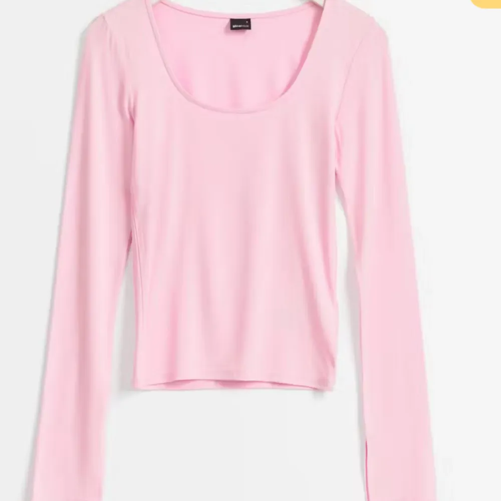 Säljer en superfin rosa långärmad topp från Gina tricot! Den är i ett mjukt och stretchigt material, perfekt för både vardag och fest. Jättefint skick, knappt använd!!. Toppar.