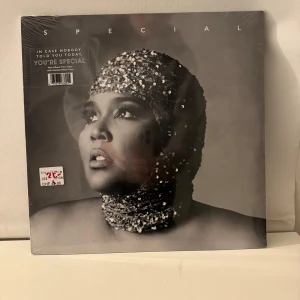 Vinylskiva ”Special” med Lizzo - Vinylskiva av Lizzos album ”Special”. Den är helt i nyskick eftersom jag inte fått tillfälle att spela den, så säljer vidare den för att någon annan kan ha mer nytta av den! Den är köpt i Schweiz, så därav prislappen som står i CHF.☺️