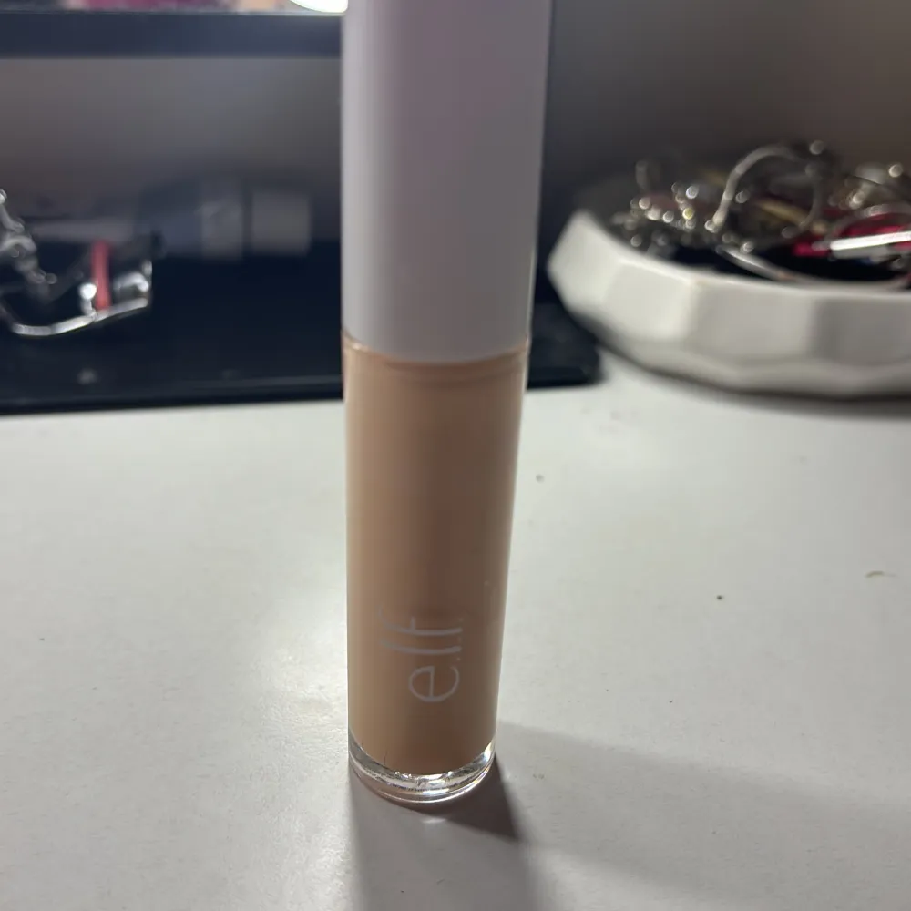 Säljer en concealer från e.l.f. i en ljus nyans. Den kommer i en smidig tub med en applikator för enkel applicering. Perfekt för att täcka mörka ringar och ojämnheter i huden. Använd ett par gånger men fortfarande mycket kvar. Perfekt för vardagsbruk! , den är knappast använd då färgen inte passar mig. Skönhet.