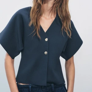 Zara topp - Så så himla fin och trendig topp från zara🎀🥹💝🙏🏽🧸 Slutsåld därav pris, men de är diskuterbart.💕🌸🍸