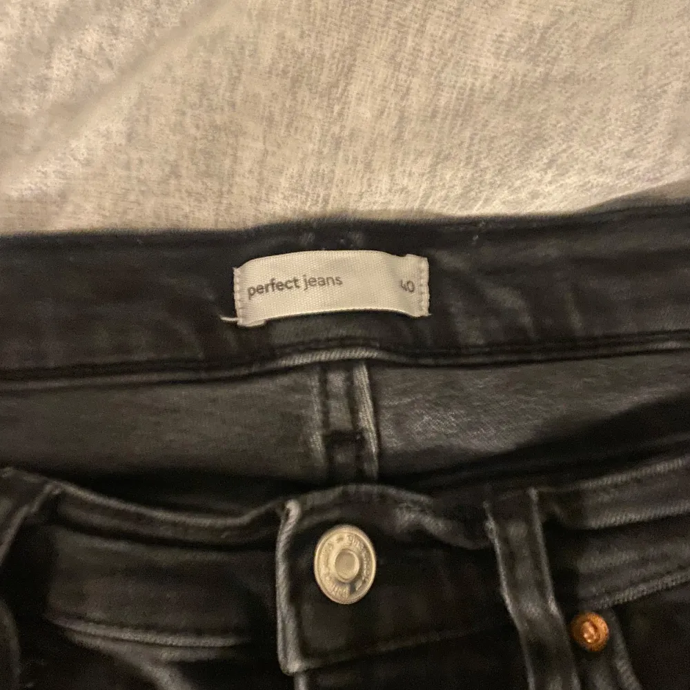  Säljer dessa Bootcut jeansen från Gina Tricot som är använda fåtal gånger, då det har blivit för små under torktumling det är i storlek 40 men skulle säga att det är i storlek 38 nu eftersom att de har krympt. Jeans & Byxor.