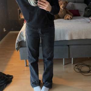 Säljer ett par snygga svarta washed jeans i mycket bra skick. De har en klassisk straight passform med låg midja, sitter som en smäck! Storlek L passar mig som vanligtvis är 38.🙌🏻