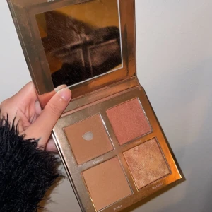 Face Palette från CAIA - Säljer en CAIA Face Palette i nyansen Classy. Paletten innehåller contour, bronzer, blush och highlighter. Perfekt för att skapa en komplett look med naturliga toner. Använd men i bra skick, spegeln är intakt. Perfekt för både vardag och fest!