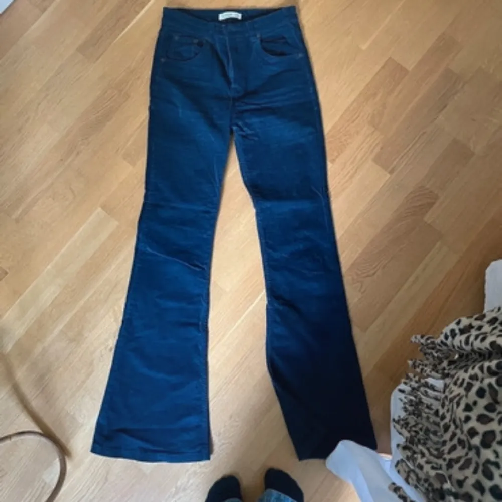 Säljer ett par snygga, mörkblå bootcut manschetter byxor i bra skick 💝 Hon på bilen är ca 17. Jeans & Byxor.