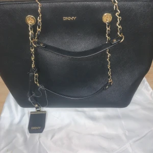 DKNY axelväska - HELT oanvänd DKNY Axelremsväska.  Pris går att diskuteras😇
