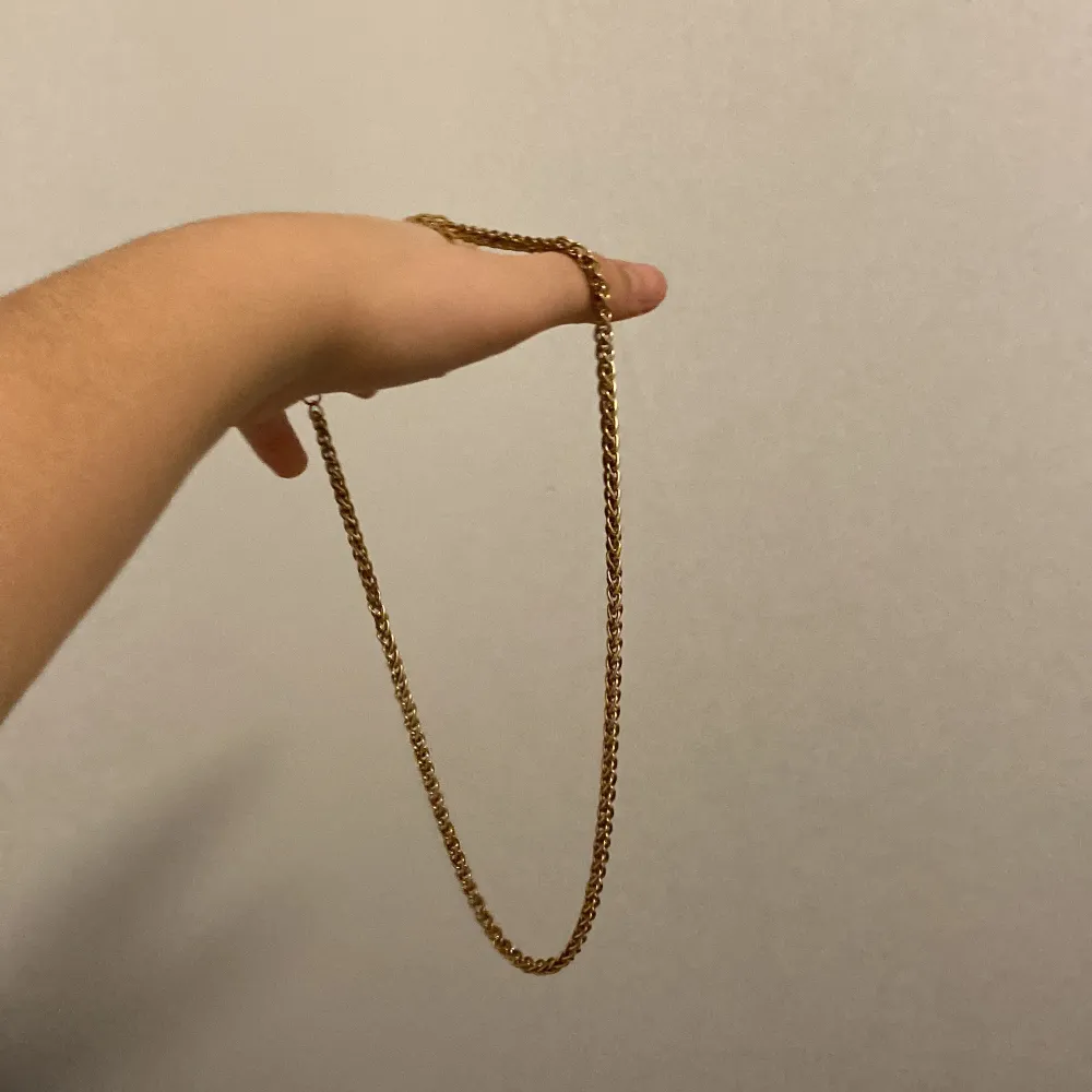 Säljer ett stilrent guldfärgat halsband i kedjemodell. Perfekt för att ge en touch av elegans till vilken outfit som helst. Halsbandet är i mycket bra skick och passar både till vardags och fest. Ett måste för den som älskar klassiska smycken!. Accessoarer.