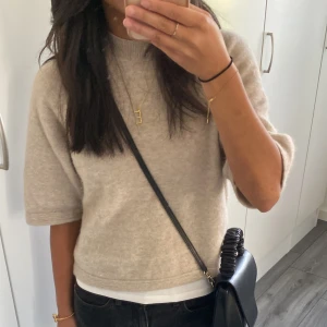 & other stories tröja - Säljer en superfin beige stickad tröja med korta ärmar från & other stories. Mycket bra skick!🫶Nypris: 790kr 