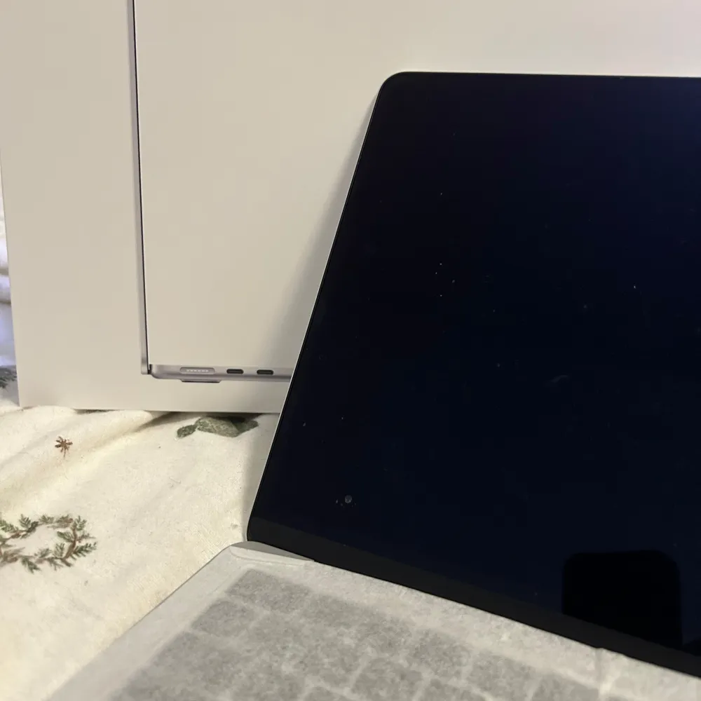 Säljer min nyinköpta macbook air M2 13.6 inch 256GB som köptes inför studier men pga avhopp har jag inte längre användning för den. Använd ca 3 ggr så som ny. Förpackning, laddare mm följer med.  Önskar du fler bilder eller mer information hör av er!. Övrigt.