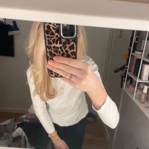 Basic vit långärmad  - Säljer den då den tyvärr är för liten nu💞storlek 140, pris kan diskuteras vill bara bli av med den snabbt🥰