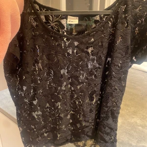 Svart spetsblus från Gina Tricot - Säljer en jätte snygg slutsåld svart spets topp från Gina. Helt ny. Säljer då den är för stor och gick inte att lämna tillbaka. Originalpris 350 men säljer för 250❤️ pris går att diskutera 