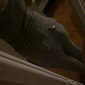 Grå juicy couture byxor ❤️ - Säljer ett par grå juicy couture byxor. De har en avslappnad passform och praktiska fickor med knappar. Perfekta för mysiga dagar hemma eller en snabb tur till affären. Snörning i midjan för justerbar passform. 🩶( de saknar 2 metal grejer som ska sitta fast på snöret ) men annars har de inga defekter❤️