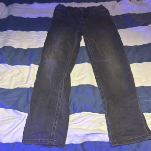 Svarta jeansbyxor - Säljer ett par svarta jeansbyxor i bra skick. De har en klassisk straight passform och är perfekta för vardagsbruk. Byxorna har fickor både fram och bak, och är gjorda i ett slitstarkt material. Perfekta för höst och vinter! Tvättas innan