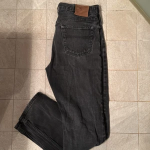 Svarta jeans från Ralph Lauren - Säljer ett par svarta jeans från Ralph Lauren i storlek 30x32. De är i mycket bra skick. Perfekta för både vardag och fest med en klassisk straight passform. De har en snygg läderpatch med logga på baksidan. Passar till alla säsonger! Nypris Ca 1300kr!