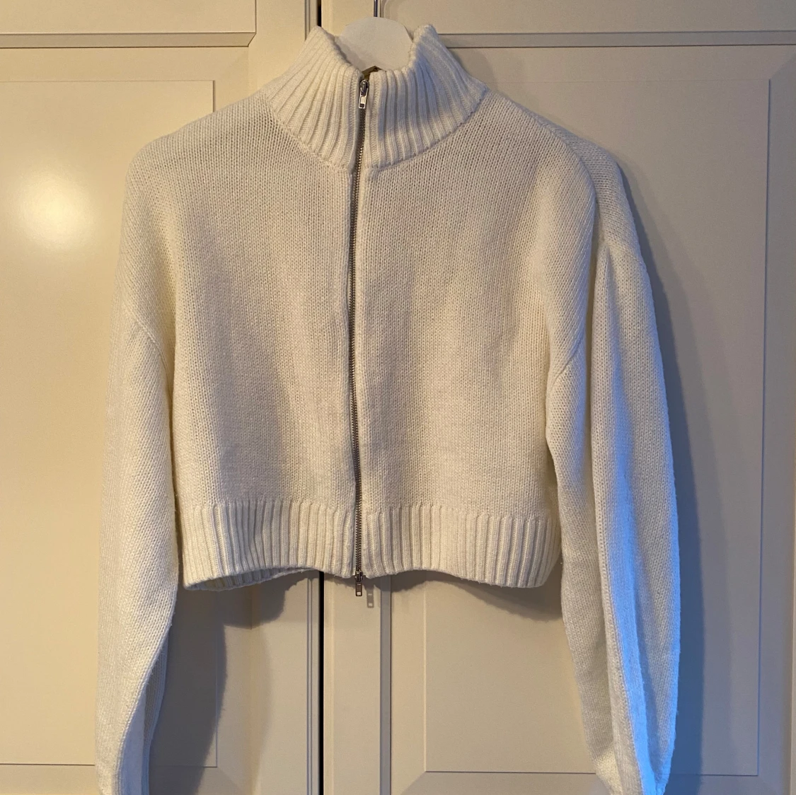 Vit stickad kofta med dragkedja