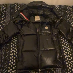 Moncler Montbeliard - Säljer en snygg svart pufferjacka(Moncler) i bra skick. Jackan har en glansig finish och är perfekt för kalla dagar. Den har en dragkedja framtill och Monclers ikoniska logga på bröstet. Perfekt för vintern och hösten! Ställ fler frågor privat! QR koden fungerar NFC scannern har låst sig, och jag öppen via byten bara i Göteborg. 
