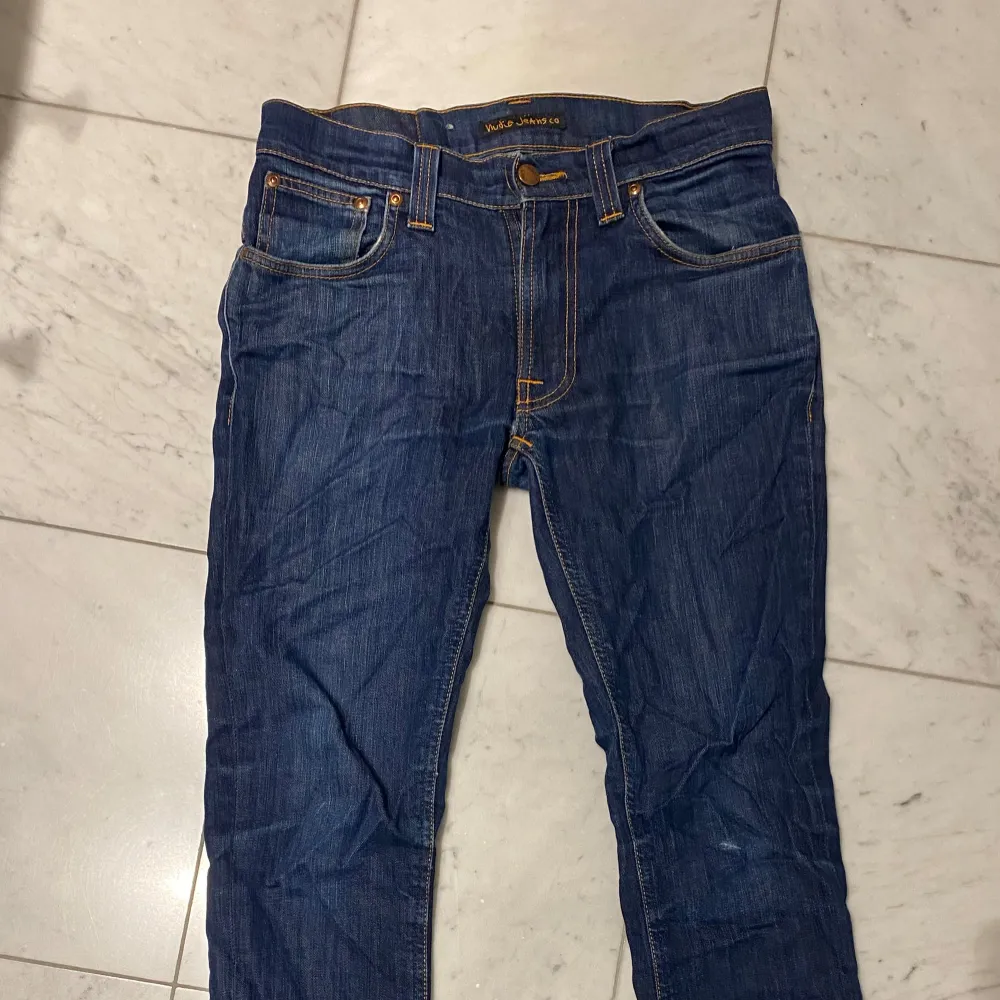 Säljer ett par snygga blå nudie i bra skick OBS liten skada ni kan se på sista bilden.De har en slim passform och är perfekta för både vardag och fest. Storlek w32. Jeans & Byxor.