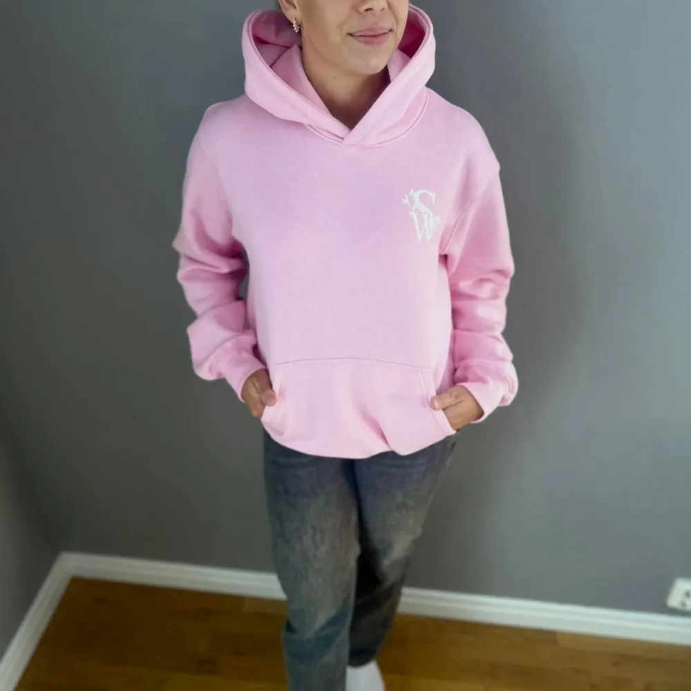 Vi säljer en supermysig rosa hoodie med en cool vit logga på bröstet. Den har en stor ficka fram och en skön huva. Perfekt för chill dagar eller när du vill vara bekväm men ändå snygg. Passar perfekt till höst och vår. Framtaget av SoftWear UF! . Tröjor & Koftor.