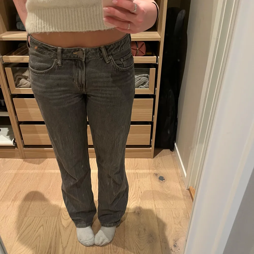 Ett par skitsnygga gråa weekday jeans i modellen arrow💕 Är 167 med långa ben och dem räcker ner till marken🥰 Jättefina nu när det börjar bli lite mörkare, men även på sommaren med en blus💕💕Skriv om ni har någon fråga eller för mer bilder!🥰. Jackor.