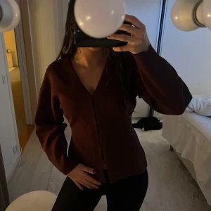 Vinröd kofta från Zara♥️ - Säljer en asnygg vinröd kofta/tröja från Zara i storlek S. Den är i nytt skick med prislappen kvar, aldrig använt!!