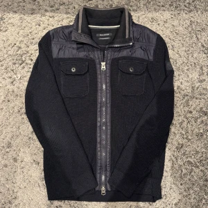 Cardigan jacka - Cardigan från marco polo i super bra skick. Storlek M. Väldigt mörk blå färg. 