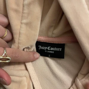 Rosa set Juicy Couture - Säljer en supermjuk och snygg rosa/gammalrosa hoodie med matchande byxor från Juicy Couture. nypris 3000 för båda. Mitt pris 500 för båda 🩷skriv vid frågor! 