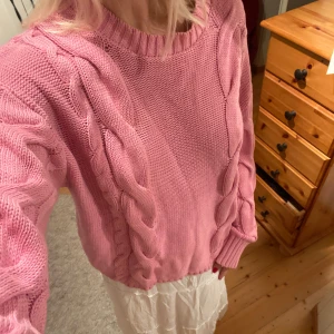 Rosa Stickad tröja från lager 157 - supersöt stor mysig stickad tröja, som ni ser något oversized på mig som är 167cm. 
