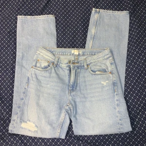 Ljusblå jeans från Gina tricot Young - Ett par ljusblå jeans från Gina tricot Young, i storlek 158. Aldrig använda och i nyskick, inga defekter alls. Jättefina och low waist. Köpta för 300kr