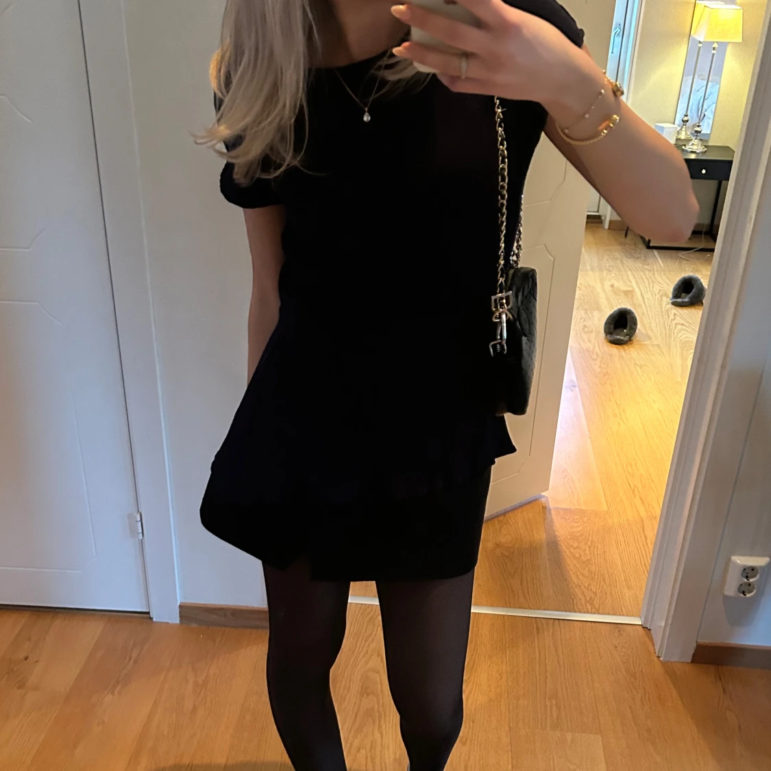 Svart kortklänning med volang - 90