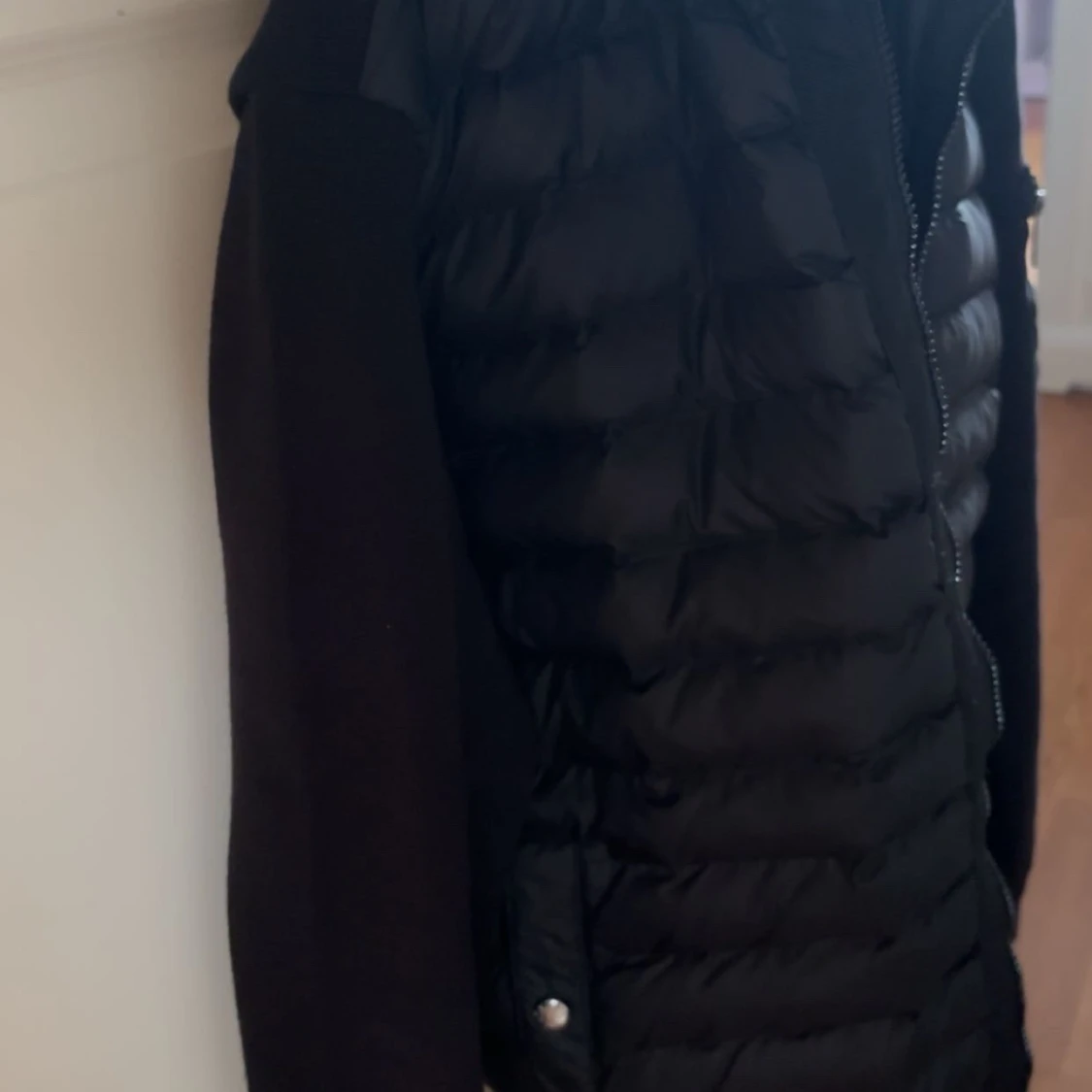 Svart pufferjacka med huva - 93